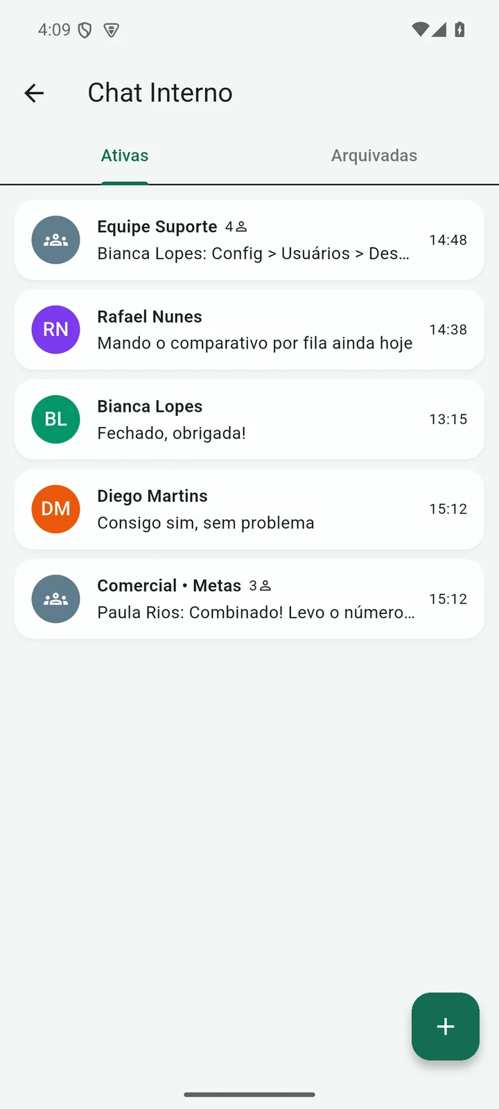 Lista do chat interno no aplicativo, com conversas diretas e dois grupos