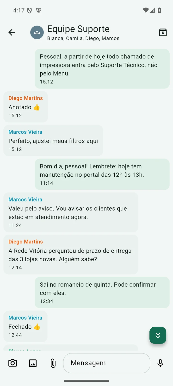 Conversa em grupo no aplicativo, com o nome de cada autor colorido