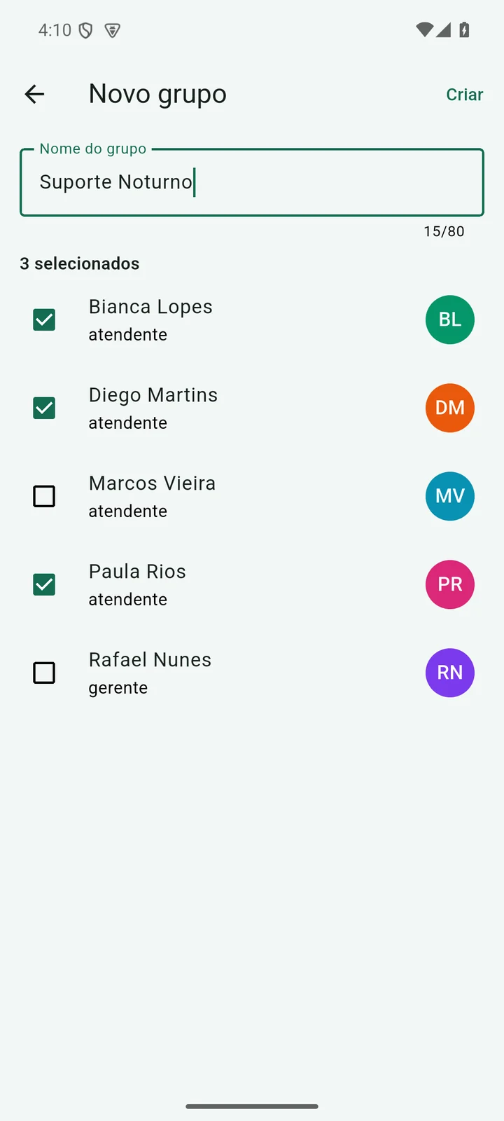 Tela de criação de grupo no aplicativo, com nome e seleção de participantes
