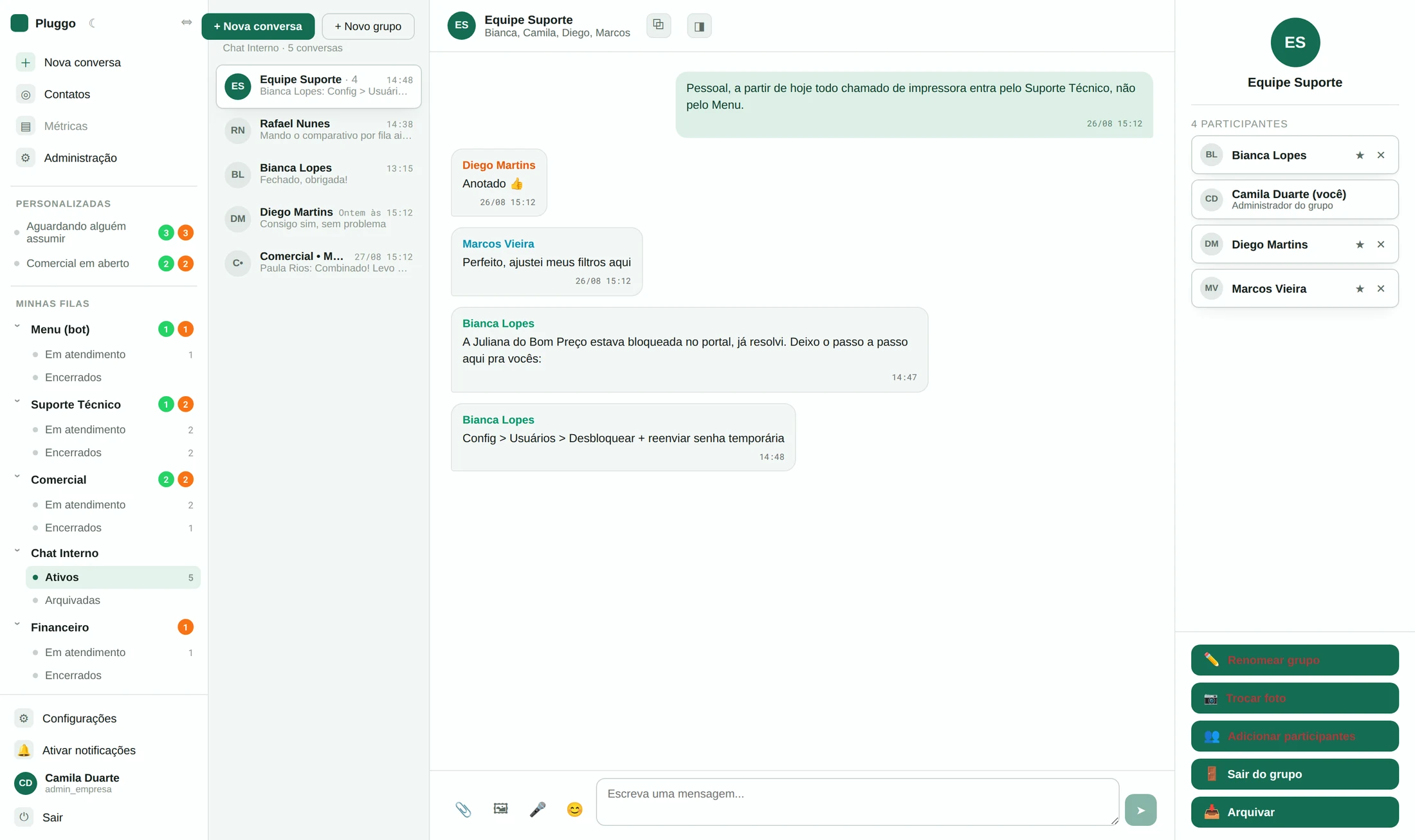 Grupo do chat interno do Pluggo no tema claro, com mensagens da equipe e painel de participantes