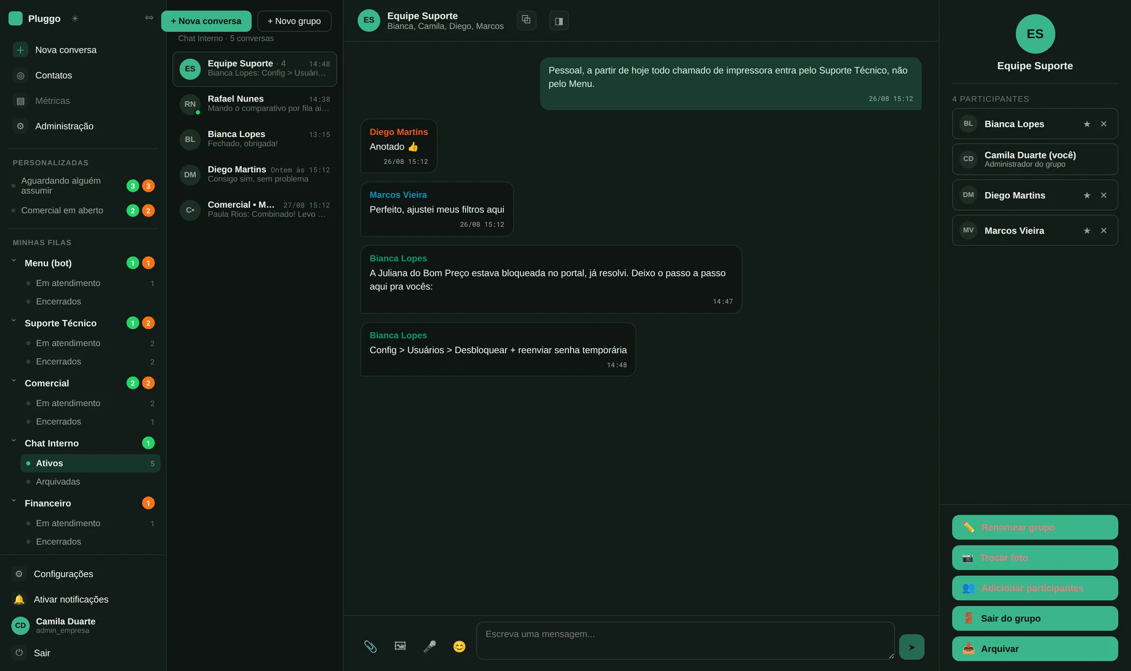 Grupo do chat interno do Pluggo com mensagens da equipe e painel de participantes