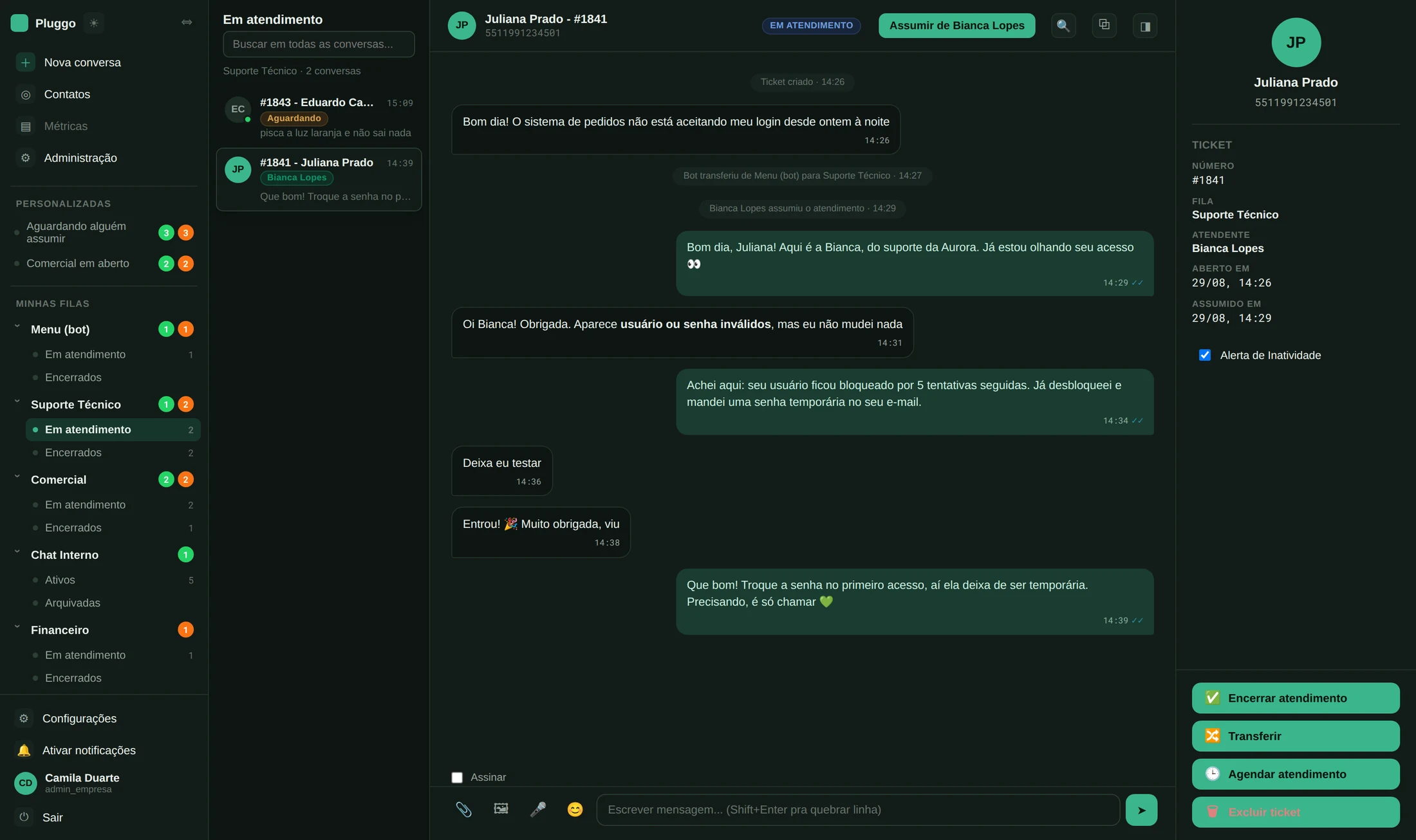 Console do Pluggo: menu de filas à esquerda, lista de conversas, conversa aberta com o cliente e painel do ticket à direita