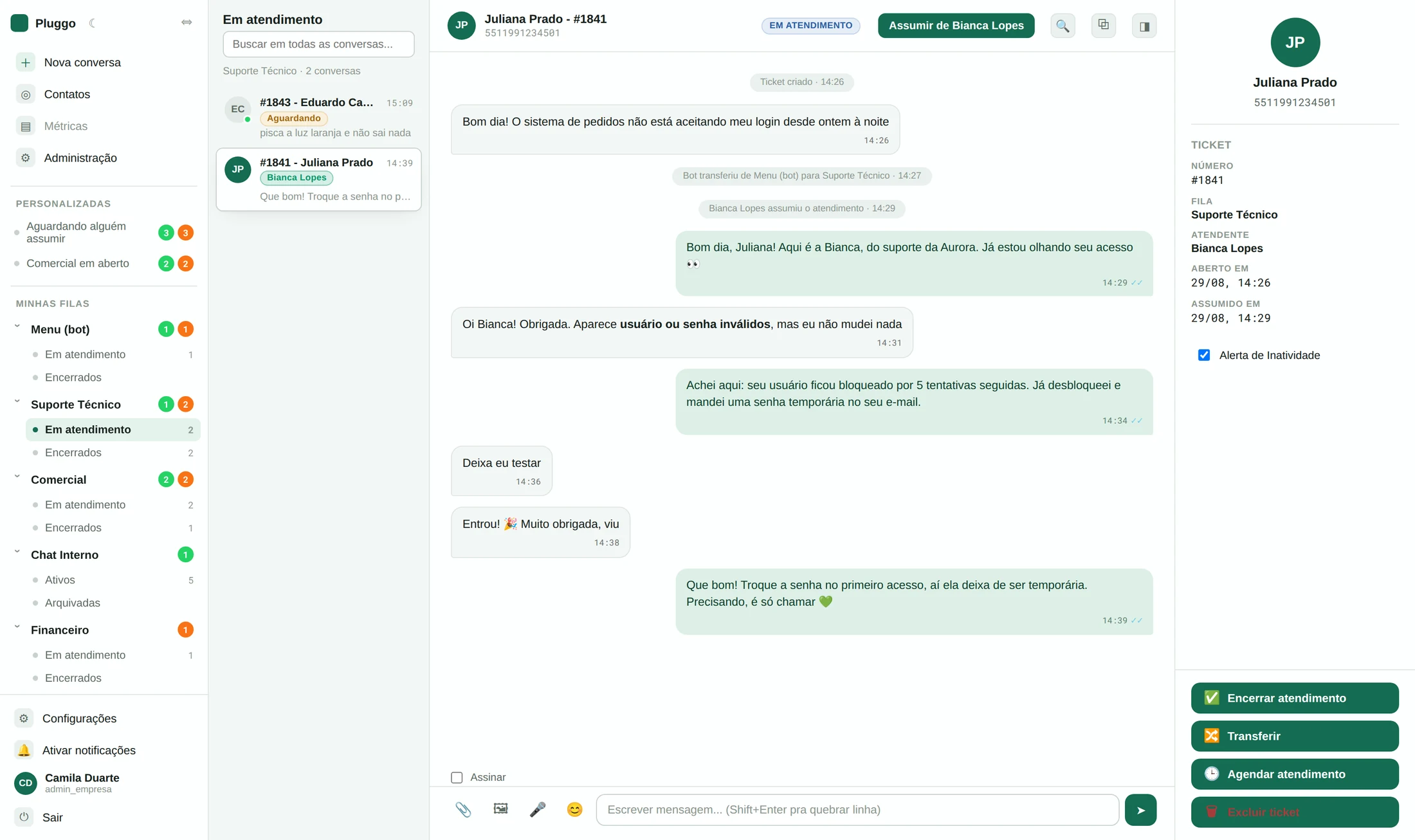Console do Pluggo no tema claro, com a conversa aberta e o painel do ticket